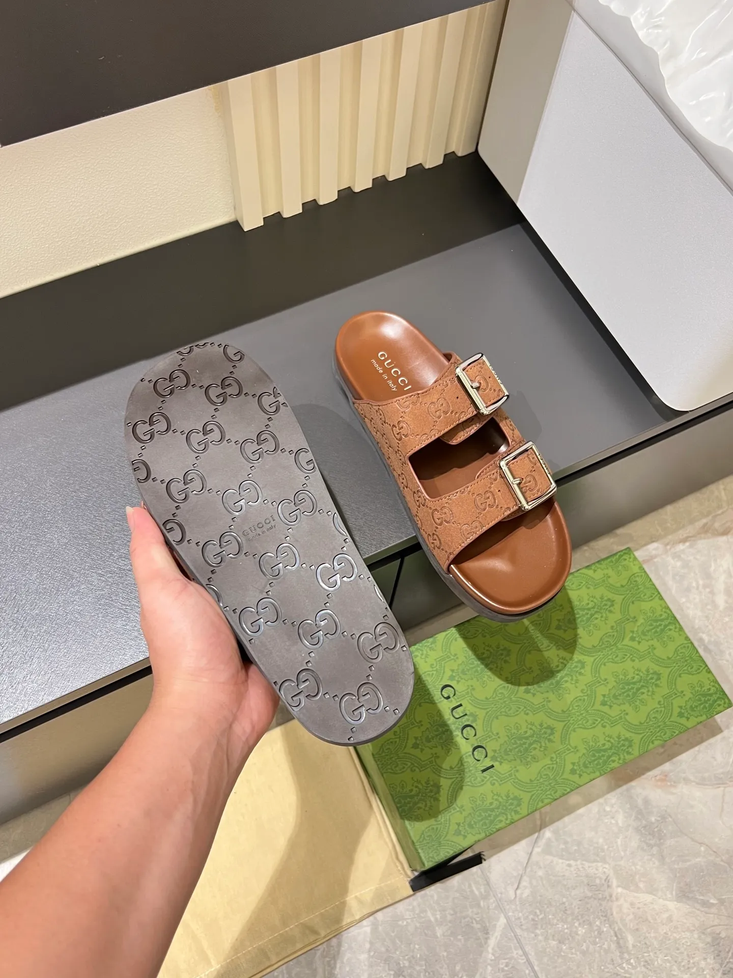Men's Men's Shoes 💰p320 "GUCC＊" These slippers are made of GG polyester and feature a Gucci label on the front, adding a bold logo feel to the style. "Gucci Made in Italy" stamped label Rubber sole. Size 38-44